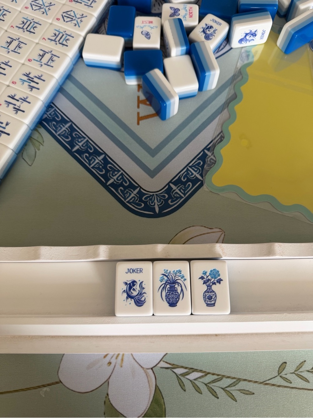 Mahjong Set - Blue and White with green/lemon Tiles, Mat, Wooden Racks - Picture 11 of 16